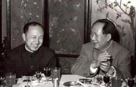 1956年，钱学森参加国宴，可在宴会上竟然找不到自己的座位。就在钱学森尴尬时，毛