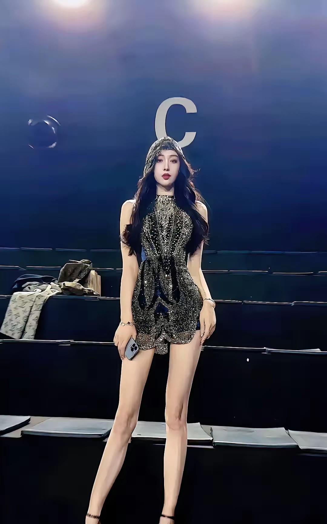 陈京，175cm，肤白貌美。