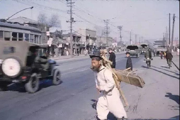 上世纪50年代的韩国街头，好好看看吧，这才是他们的传统服装。
那种特别鲜艳华丽的