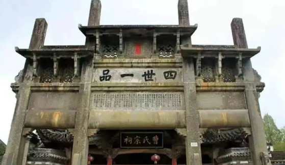 乾隆五十年，满洲正蓝旗人、礼部员外郎兼军机章京海昇与正妻乌雅氏由争吵到相互动手，