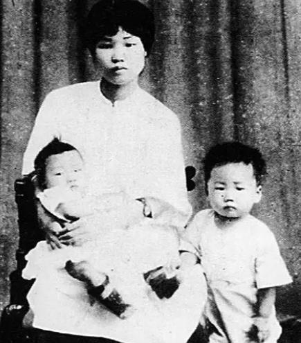 1930年，杨开慧牺牲前，搂着毛岸英轻声对他说：“我没有其他话留给你们，如果你们