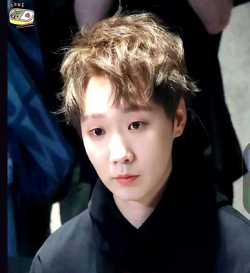 王曼昱代言背后动机成疑？品牌方的回答让人深思。

刚刷到雅诗兰黛工作人员的采