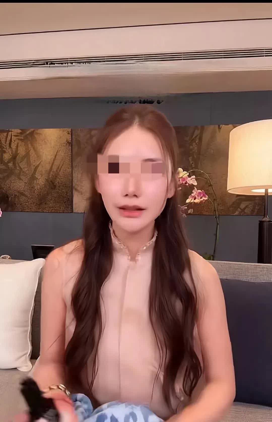 马筱梅昨天在直播里说她每周都要飞去苔北看几个孩子，这事在网上吵翻天了。

 