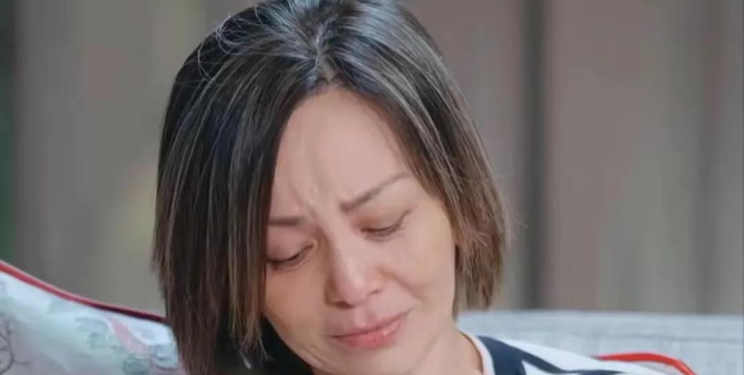 54岁王琳自揭家丑：被17岁儿子打到牙出血
演员王琳，昨日打破沉默、揭开家丑，含