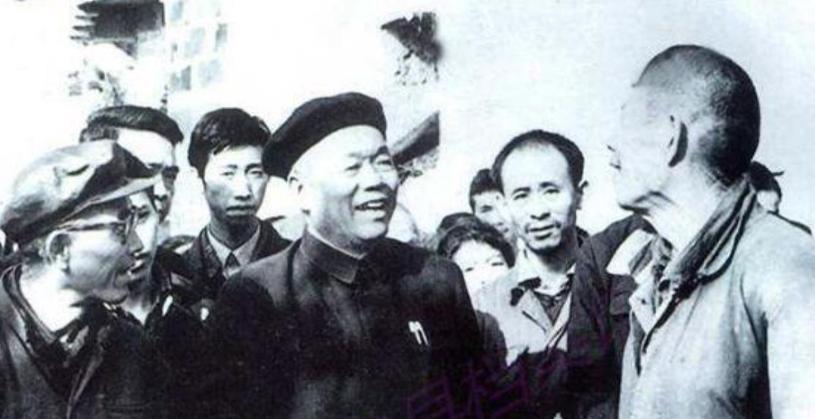 1981年冬，原兰州军区司令韩先楚上将百忙之中，冒雪回乡探亲。回到吴家嘴村，韩先