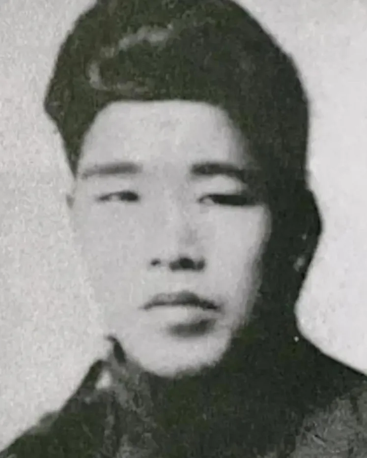 一天半夜，一个日本士兵翻墙进入老农家里，手中攥着一把钞票，从门缝塞入了屋里。低声