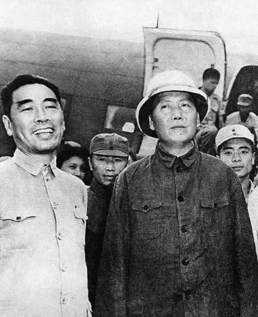 “一个周恩来就打败了整个国民党！”1945年重庆谈判期间，国民党官员们轮番向毛主