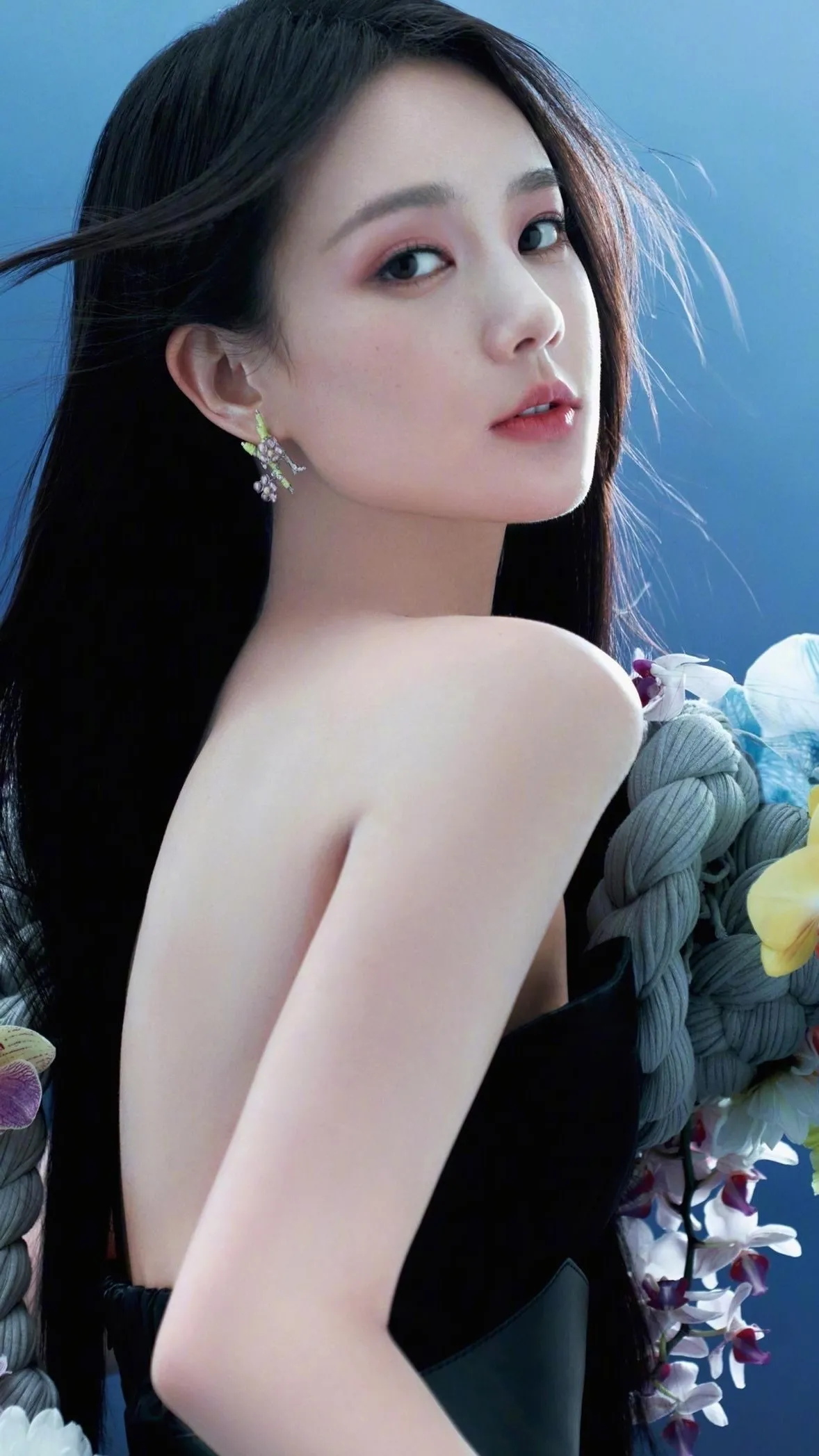 要说最有气质的美女，我提名李一桐。她生就一张清丽脱俗的脸，眉眼如画，眼眸清澈得像