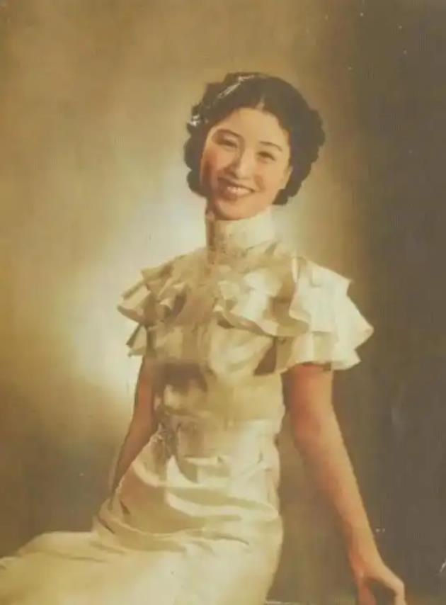 1940年深夜，郑苹如悄悄被押到小树林，特务看着她长得太漂亮了，实在是不舍得开枪