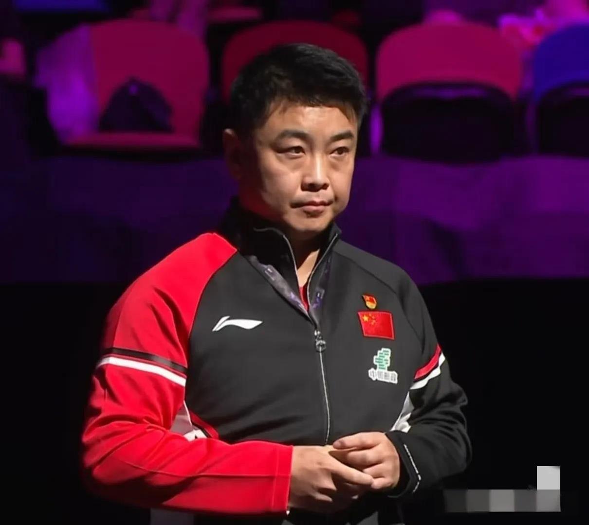 黄友政成了澳门冠军赛游走的国乒第一人，王皓看起来有点心情不好了。
虽然阿鲁纳是实