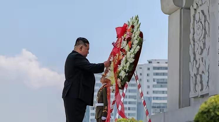 金正恩：永世不忘中国人民志愿军烈士。
7月27日，朝鲜平壤牡丹峰区的友谊塔前，金