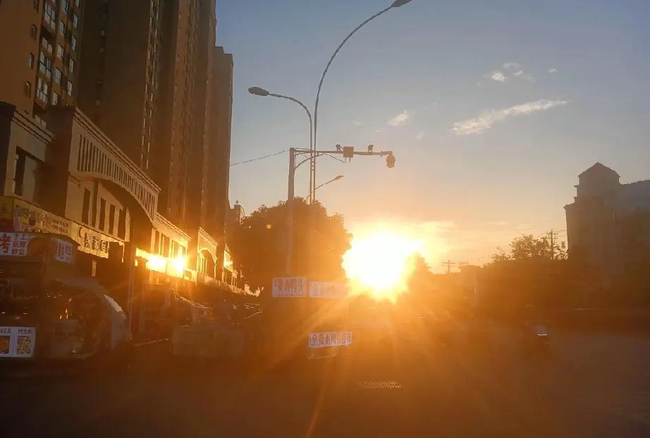 日落西山非我意，唯有晚霞动我心 
明知夕阳留不住，偏对余晖寄情深 
纵你阅人何其