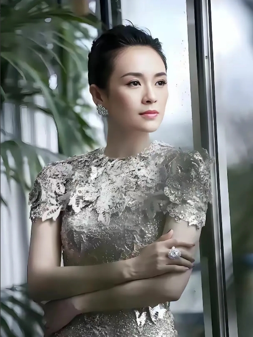 说实话，不管是颜值还是气质，

章子怡真的是完胜森林北，

而且还给汪峰生了一儿