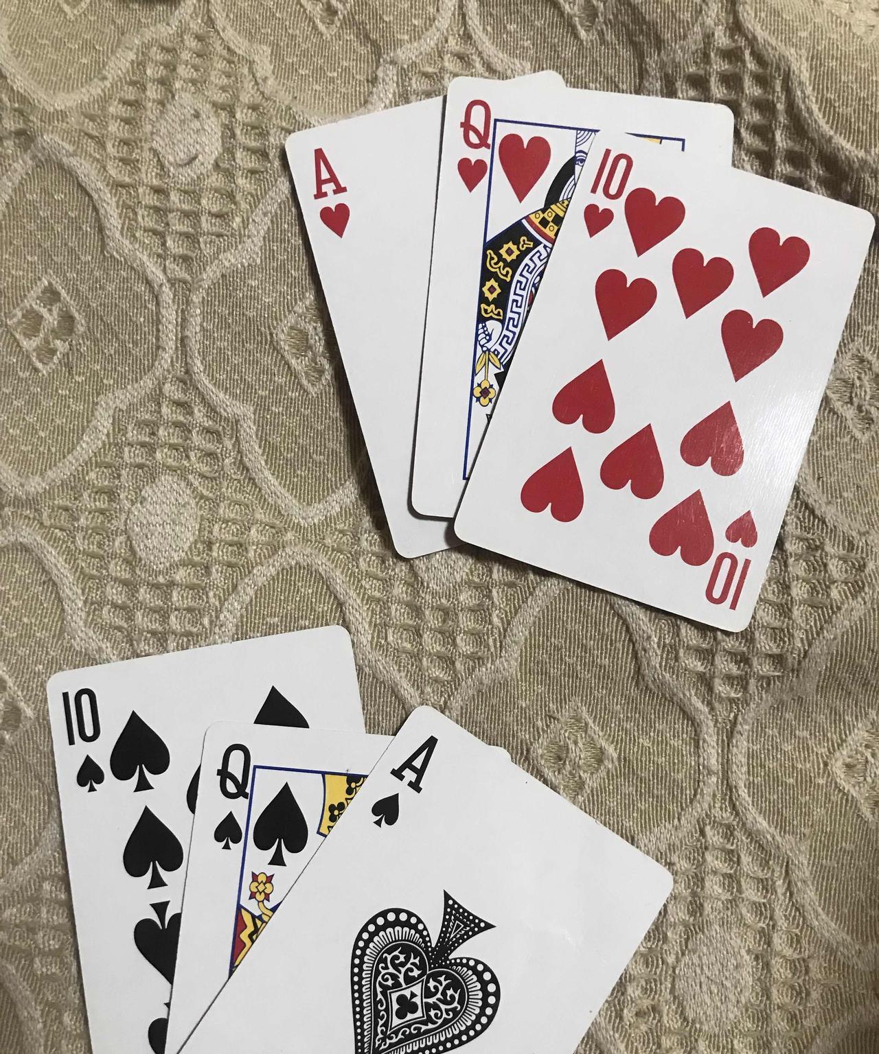 玩炸金花我是红桃的A金，对方是黑桃的A金，两个牌一样大分毫不差，对方把我开了，您