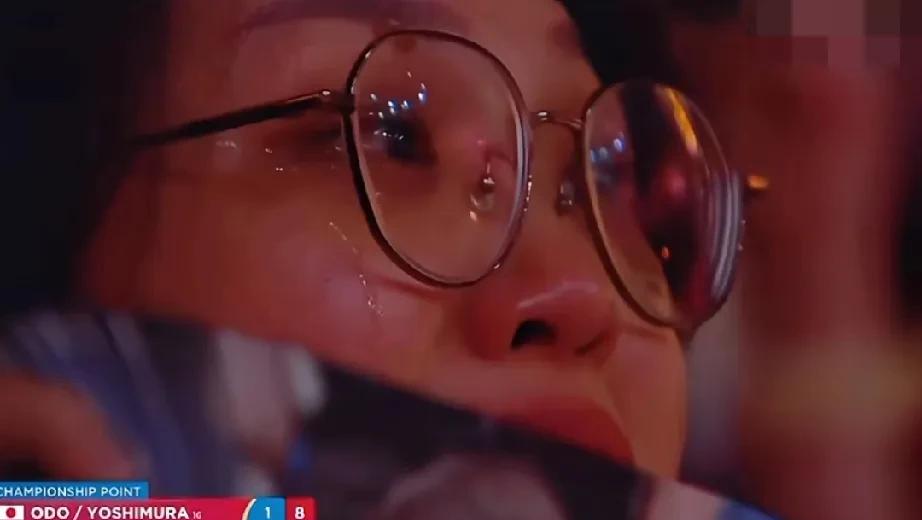 如果你不追莎头，不会懂这个镜头的杀伤力！
这个观众席上的球迷，就是屏幕前的千千万