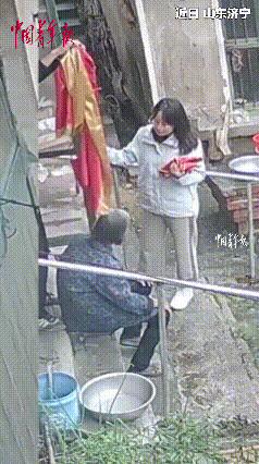 “泪目！”10月10日，男子博士毕业后，趁着放假回老家看望93岁奶奶，当他细心给