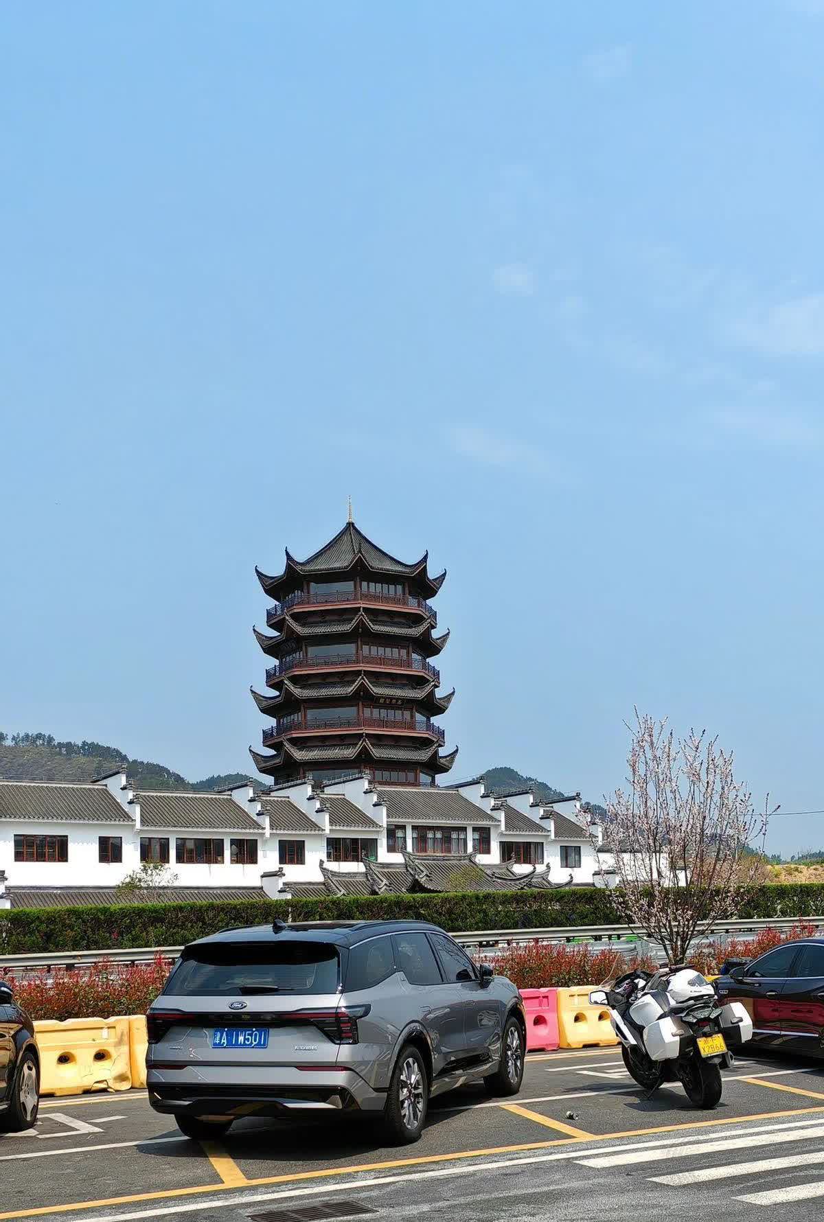 海南回来发现常去的4S店跑路了
之前买的保养套餐直接打水漂
打电话问其他4S