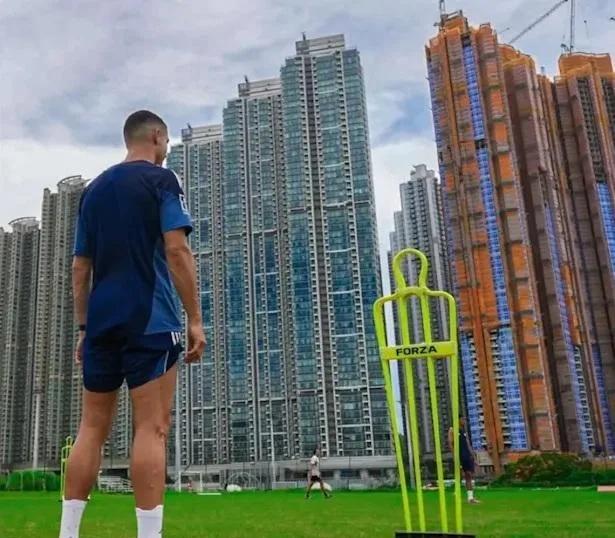 港媒：“球王”C罗年薪也输港楼？需不吃不喝两年多才能买下日出康城整栋
足球巨星C