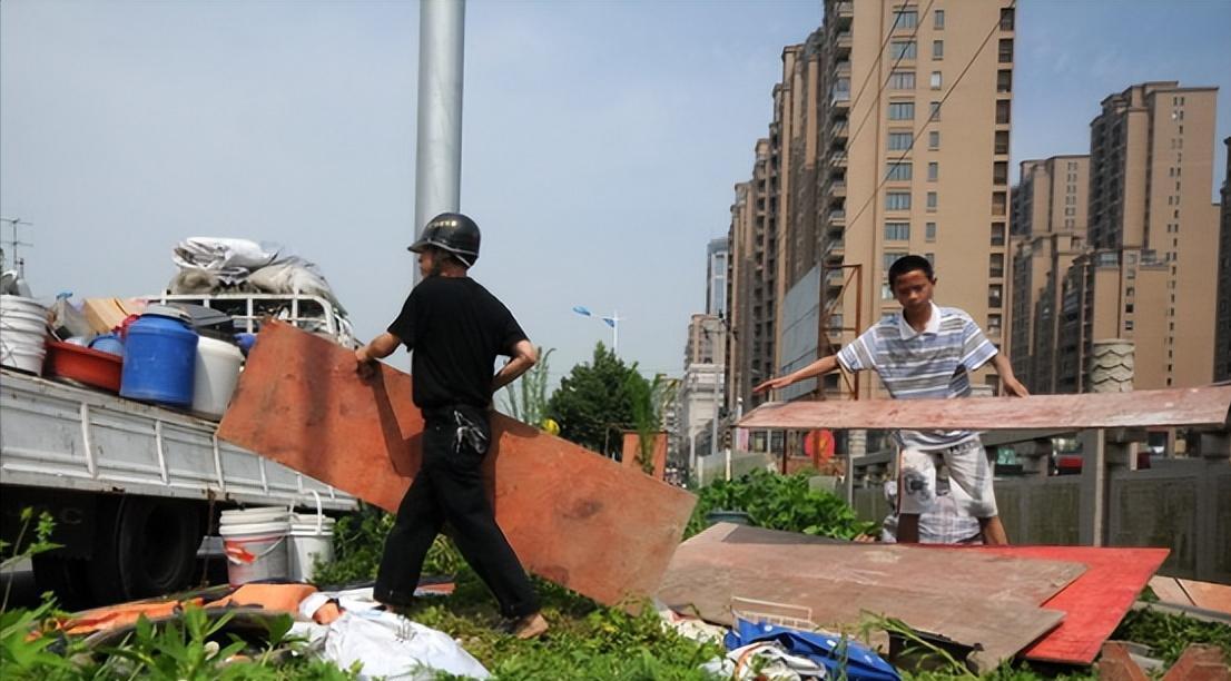 2010年嘉兴深夜的桥洞下，有人用电灯织出了万家灯火。当记者举着手电筒钻进阴暗角