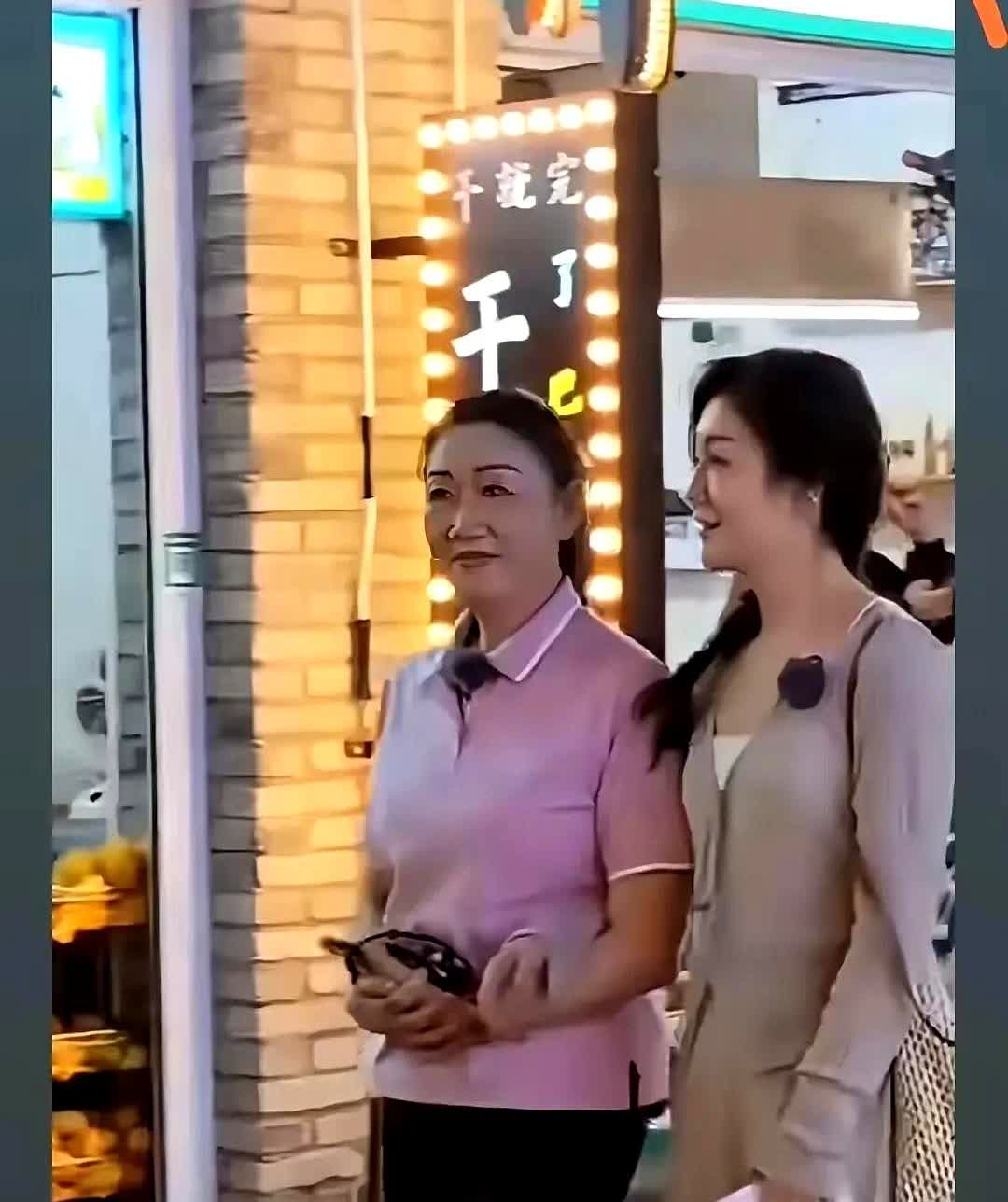 陈梦的妈妈估计难受死了

不是因为陈梦不给钱

也不是没找老伴，而是61
