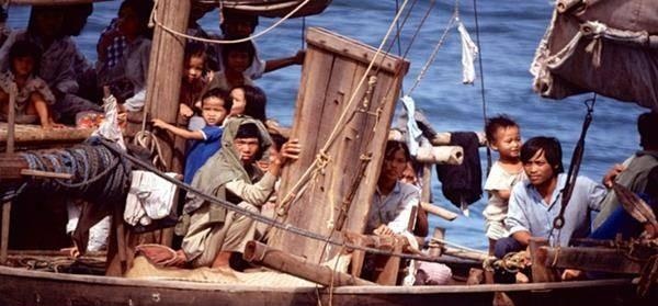 1975年后，20万越南难民逃进香港，香港全部接收了，给了他们香港身份。


