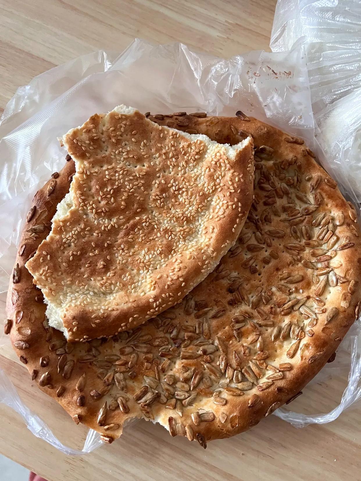 刚去市场买菜，看见才开业一家新疆烤馕店，就想买两个尝尝，刚开业生意看起来不错，在