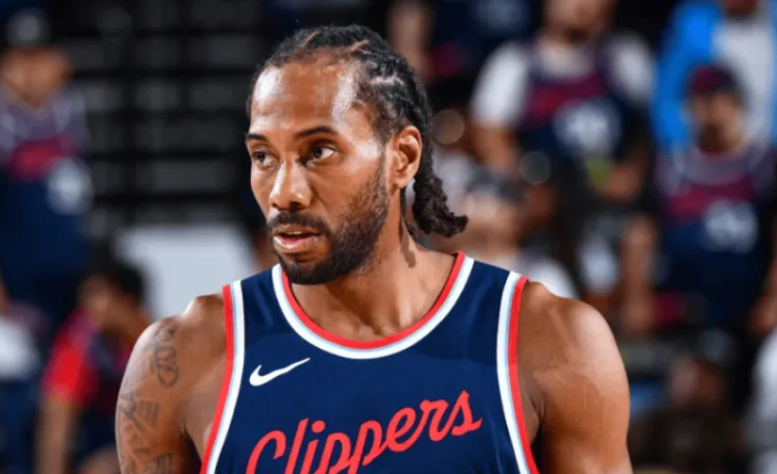 快船报道，在快船今日发布的明天与独行侠NBA杯赛伤病报告中显示，科怀-伦纳德将继