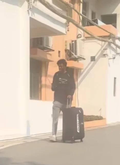 广东队新小外库克不会是执包袱走人吧？
广东队下午接近两点半回到东莞，三点前，球员