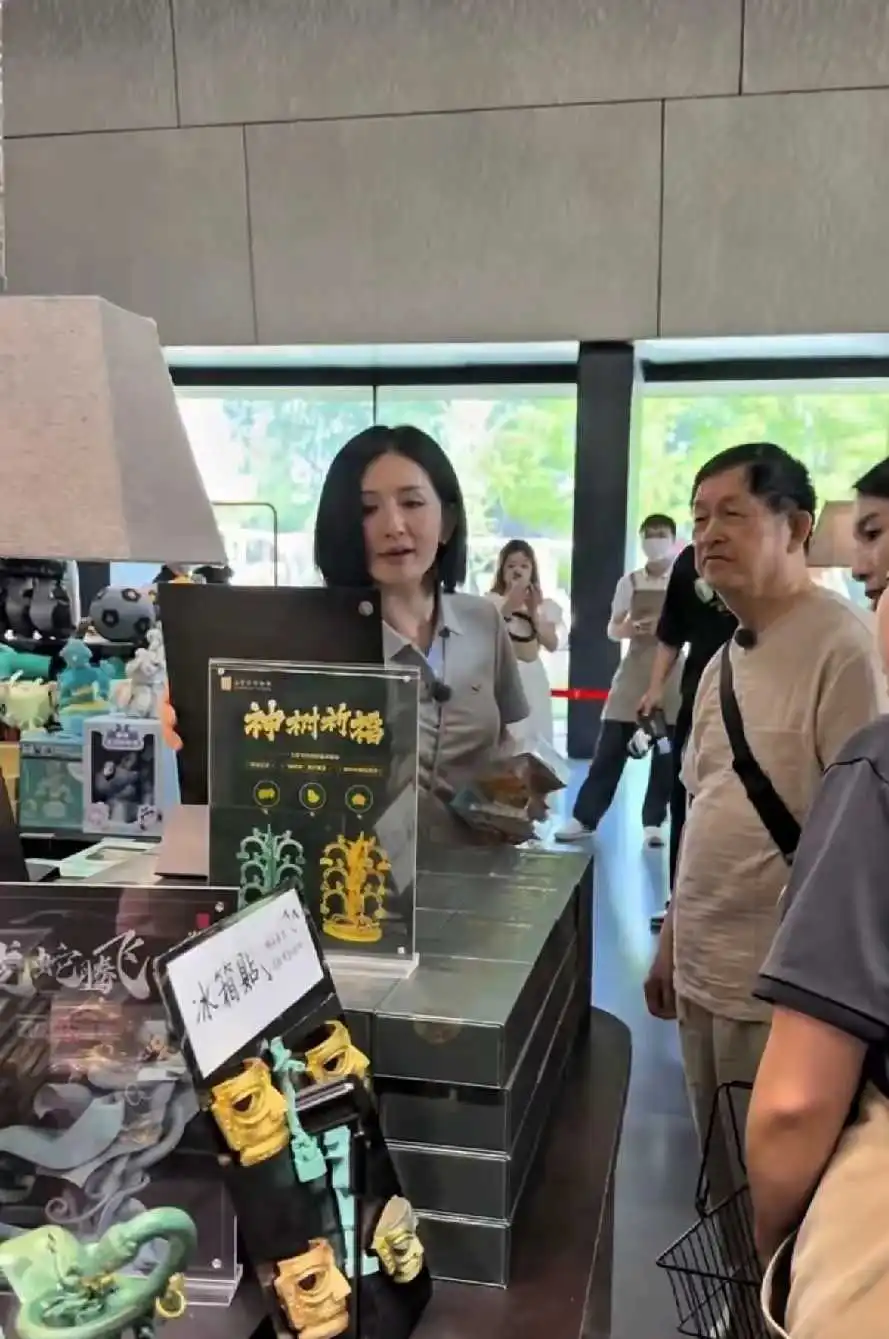 谢娜也不是什么大明星，怎么就走哪被围观哪