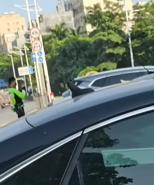一个小瓜！
 这辆白色小车的车主真牛，没有停车位，也不知道是不是不清楚状况，以为