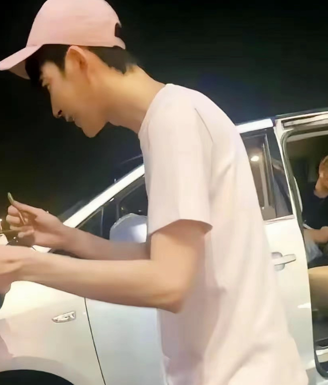 头一次见经纪人比艺人还大腕的。

小🐟还在给粉丝签名呢，这经纪人就已经早早的坐
