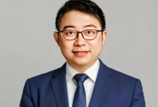 一位台湾老先生说：台湾老百姓担心的是台湾统一后会改变原来的生活方式。沈逸回怼道：