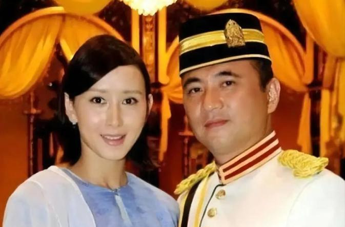 胡静与朱兆祥的婚姻故事











嫁入豪门，新婚之夜竟发现惊天秘密！