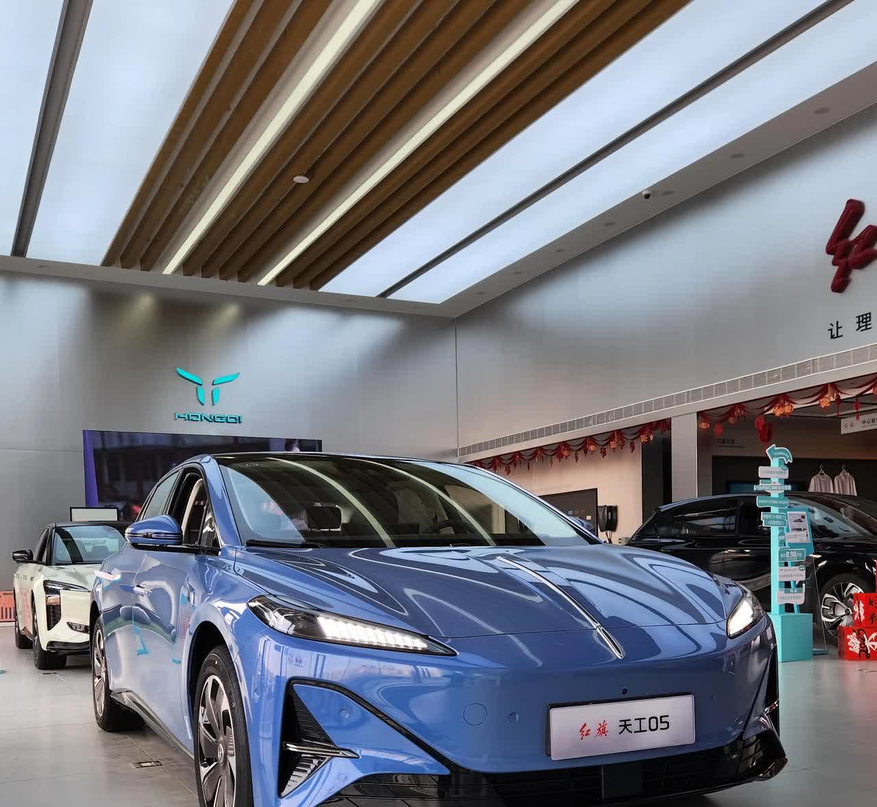 听人劝吃饱饭，2025买车有讲究：
1.通勤用，纯电车！
2.短途用，混动车