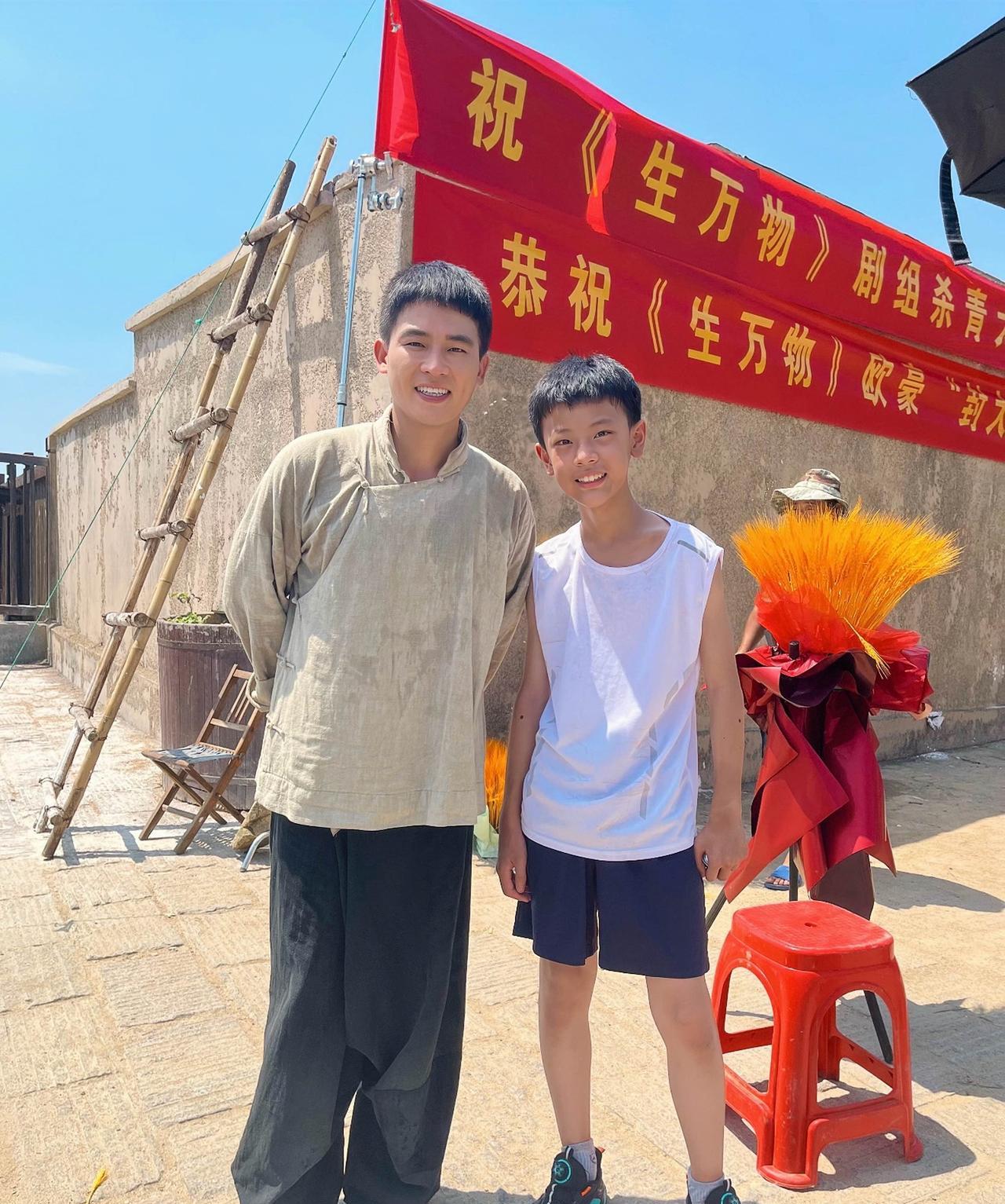 8月22日，演员解博文晒出与欧豪的合影，这是两人在拍《生万物》杀青时候拍的。
解