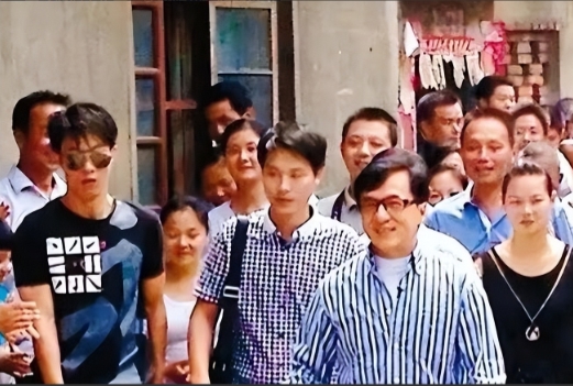 2013年，成龙回乡祭祖，房氏的子孙们都来欢迎他。没想到，成龙只与自己同父异母的
