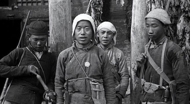 1940年，一名民兵队长举报八路炊事员在朱老总的饭菜里下毒，人证物证俱在，就在炊