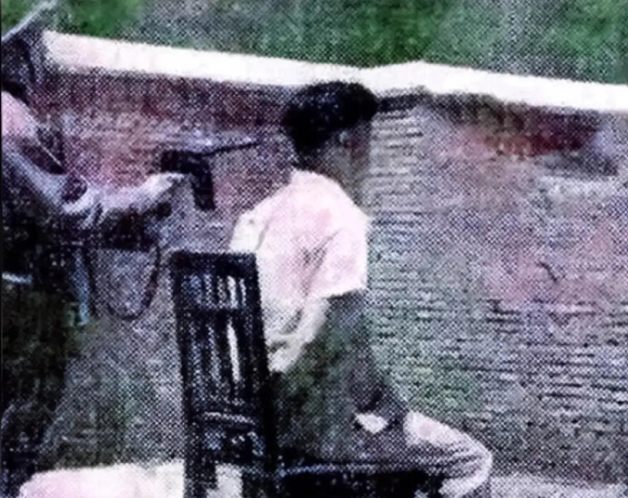 1947年深秋，上海提篮桥监狱的刑场上，战犯黑泽次男被反铐双手跪在枯草丛中。晨光