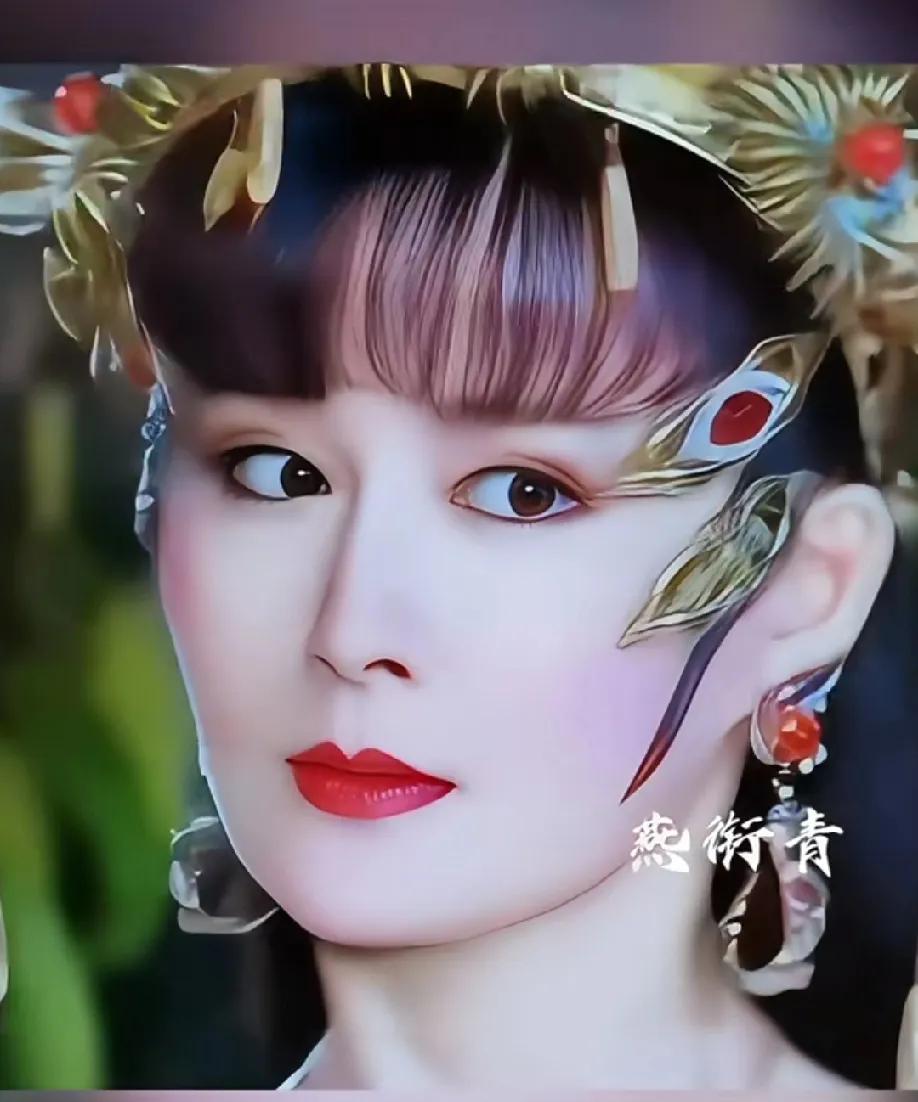 她可是实打实的冻龄女神！1947年出生的她，在1997年时已经50岁 。但镜头里
