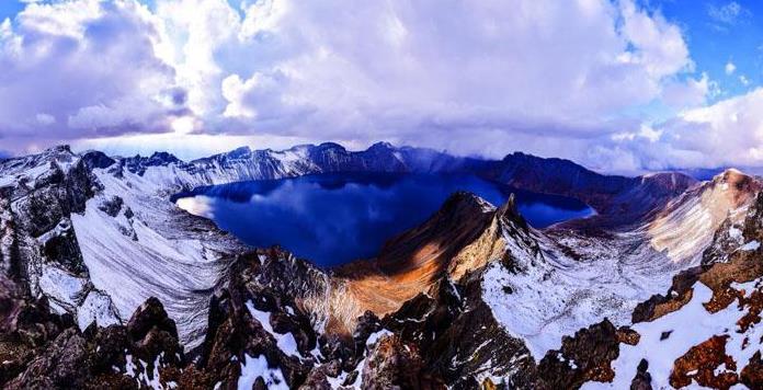 白头山天池
白头山天池是世界地质公园白头山地区的地质遗迹之一。
白头山天池是一个