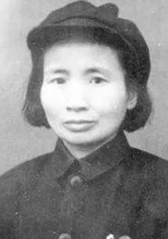 1932年，地下党钱瑛被捕，她为了不暴露自己的身份，趁机将身上的怀表扔进草丛，怎