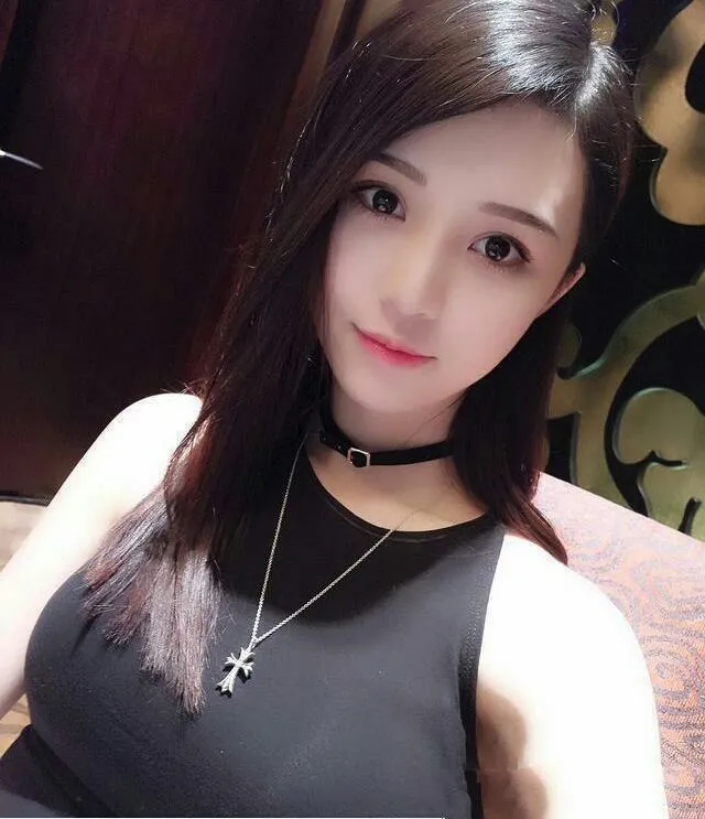 开直播基本都是已婚，有老公和孩子的女人，她们基本为了钱就是所谓粉丝手上的票，啥话