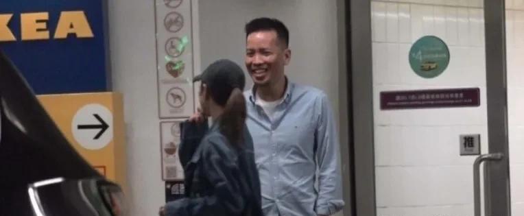 香港女明星赚得没有内地同咖位的女星多，找另一半还特别喜欢找普通上班族。
比如胡杏