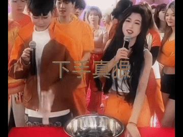 这个老视频又被翻出来了！
其实那位女生被锤，要怪自己，打了几次不算完，还蹦起来打