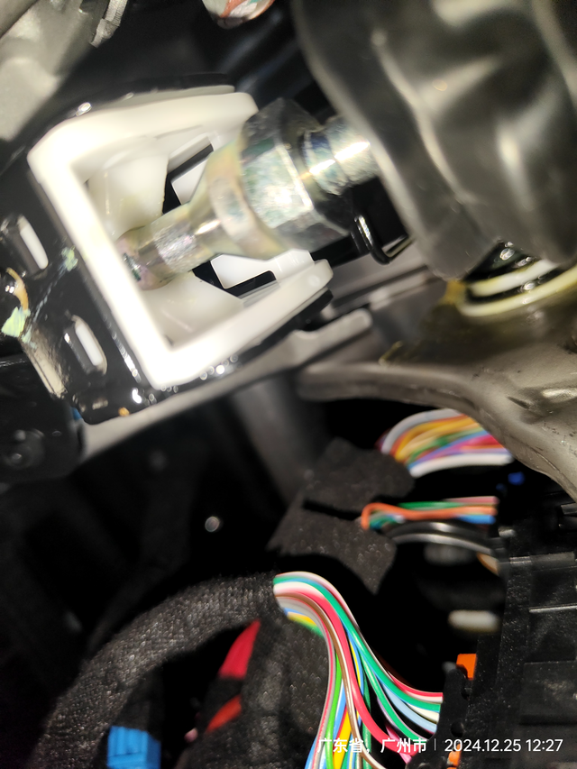 解决油门刹车踏板高度差的最优方案
观察了一下油门和刹车踏板的情况，看样子刹车踏板