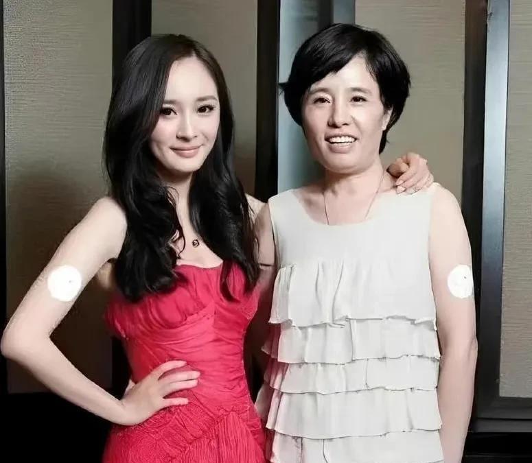 杨幂和妈妈同框合照。她笑得如同鲜花般灿烂。杨幂的妈妈十分优雅，面带笑容，慈祥且高