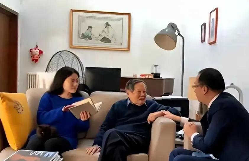 翁帆父亲退休后，常去清华看望女儿女婿。



清华园里，杨先生和翁帆的住所虽然面