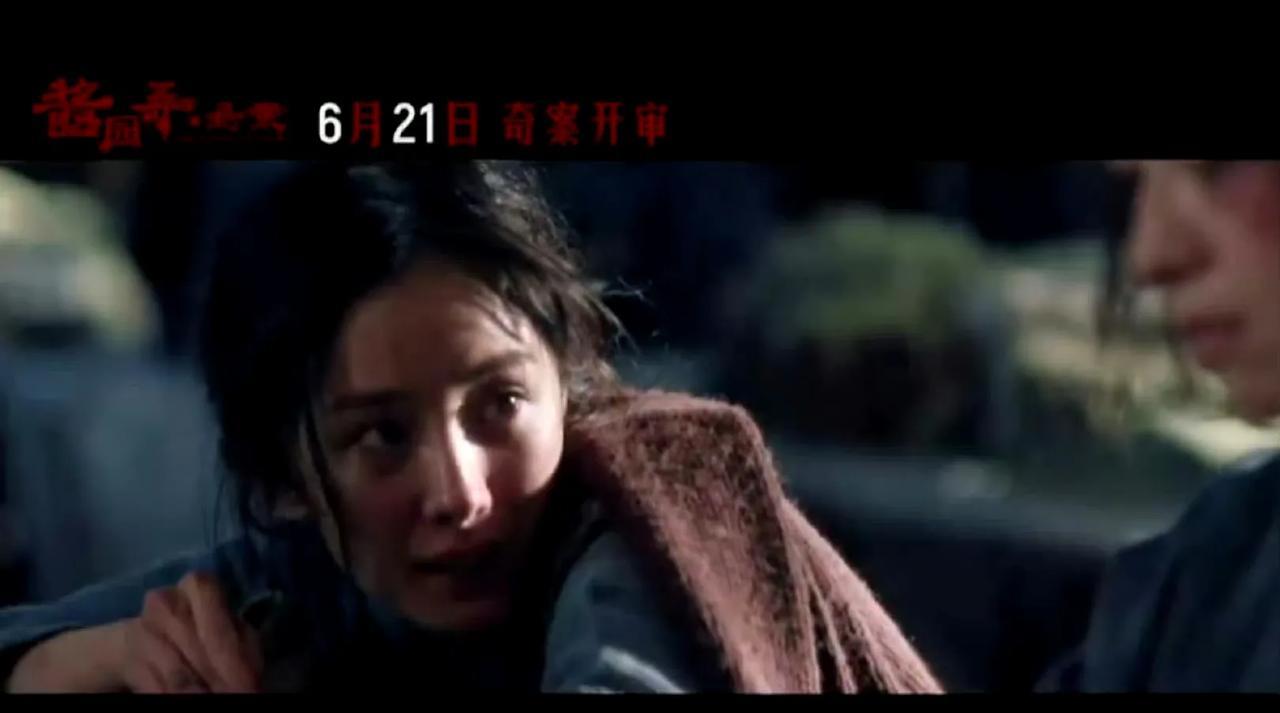 章子怡与杨幂的对手戏简直绝了，那眼神太炸了！杨幂的素颜囚服造型超棒，抬眸之际，眼