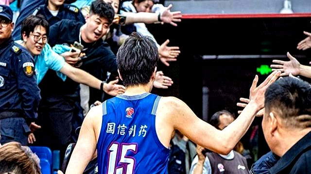 不服不行！青岛85-83准绝杀广厦决胜3分钟，刘维伟完胜王博