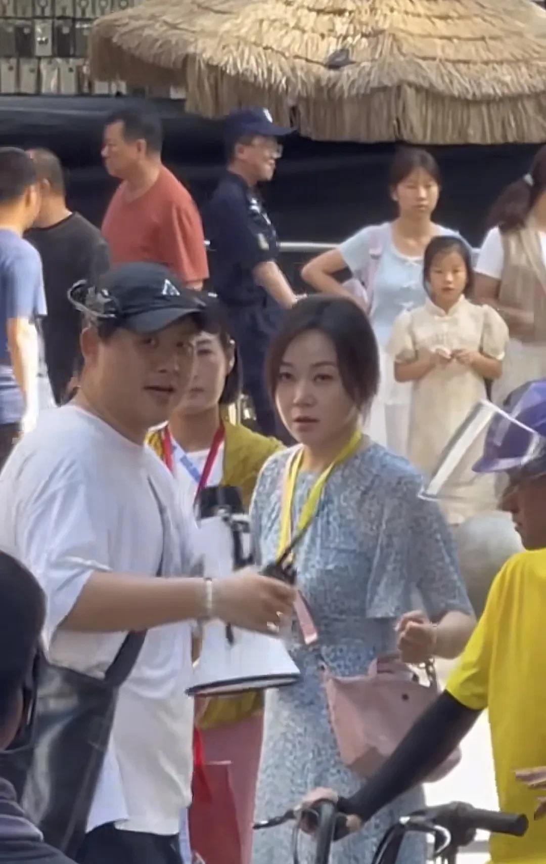 近日，闫妮在华强北拍戏，饰演一名“跑楼送餐员”，跟现实中的比差距还是蛮大。
闫妮